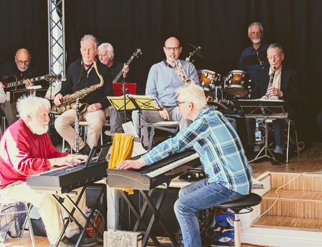 Ein Bild der Band auf der Bühne
