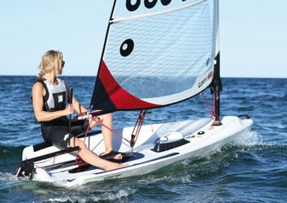 Person segelt auf einem kleinen Boot auf dem Meer.