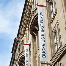 Fahnen mit der Aufschrift 'Bucerius Kunst Forum' an einem historischen Gebäude.