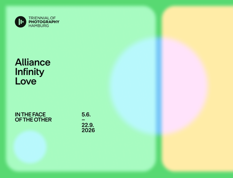 Grafik zur Triennale der Fotografie Hamburg 2026 mit den Worten 'Alliance Infinity Love'.