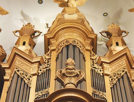 Detailansicht einer reich verzierten Orgel in einer Kirche.