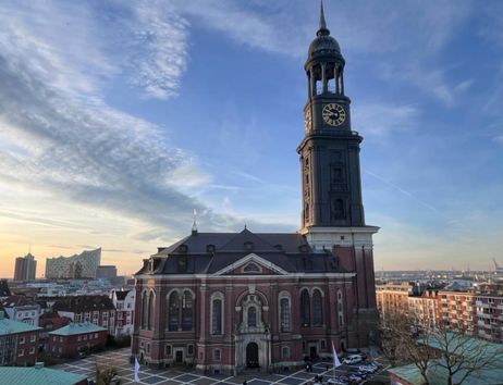 Die Kirche St. Michaelis in Hamburg mit ihrem markanten Turm vor einem blauen Himmel.