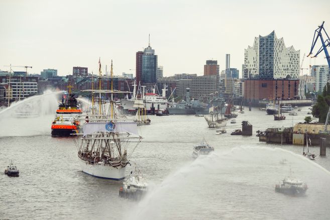 Große Auslaufparade zum 838. HAFENGEBURTSTAG HAMBURG