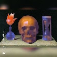 Abstrakte digitale Kunst mit dem Titel „Sensorium: Artificial States of Nature“: links eine pixelige Blume in einer Vase, in der Mitte ein schwebender Schädel, rechts ein sanduhrartiges Objekt auf einer Fläche vor dunklem Hintergrund.