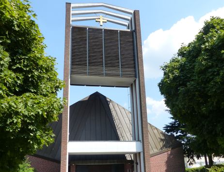 Evangelisch-Lutherische Kirche in Sasel mit modernem Glockenturm und Kreuz.