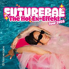 Person in rosa Kleid auf einem Schwimmreifen im Pool, mit Sonnenbrille.