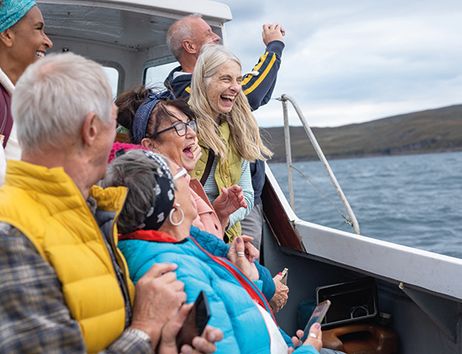 Fröhliche Menschen auf einem Schiff