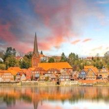 Panorama von Lauenburg an der Elbe mit historischen Gebäuden und Kirchturm im Abendlicht.