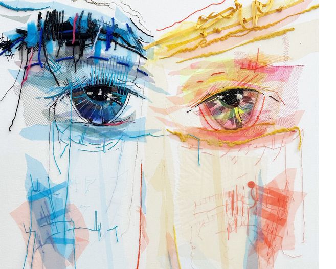 Kunstwerk mit zwei Augen, eines in Blau und eines in Rot, aus Stoff und Fäden gestaltet.