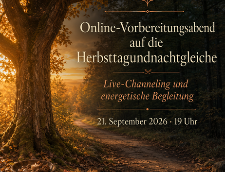 Herbstlicher Waldweg im goldenen Abendlicht mit altem Baum und natürlichen Gaben als Symbol für die Schwelle zur Herbsttagundnachtgleiche.