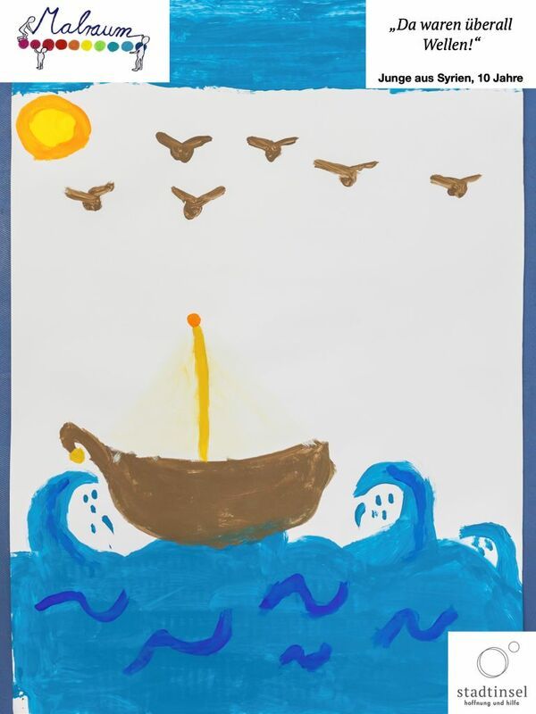 Kinderzeichnung mit braunem Boot auf blauem Meer, Sonne links oben und fliegenden Vögeln; oben steht „Da waren überall Wellen!“ und „Junge aus Syrien, 10 Jahre“.