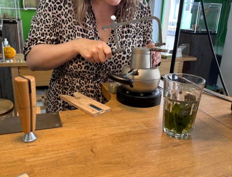 Eine Frau sägt einen Ring