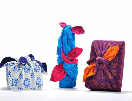 3 in Furoshikitücher verpackte Geschenke
