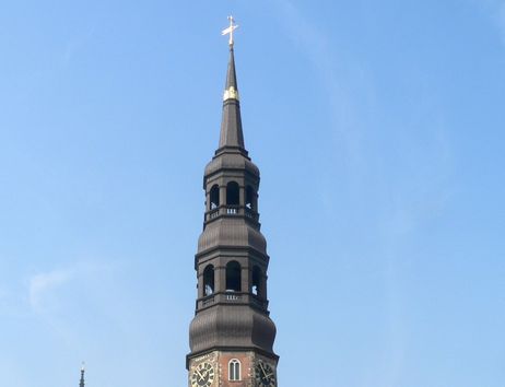 Kirchturm der Hauptkirche St. Katharinen