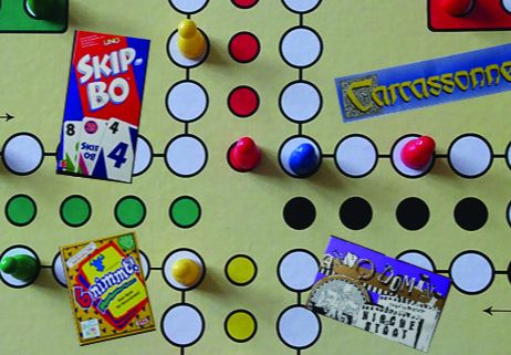 Spielbrett mit Spielfiguren und Karten von Skip-Bo, Carcassonne und 6 nimmt!