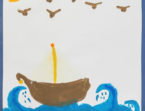 Kinderzeichnung mit braunem Boot auf blauem Meer, Sonne links oben und fliegenden Vögeln; oben steht „Da waren überall Wellen!“ und „Junge aus Syrien, 10 Jahre“.