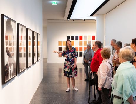 Führung in einer Ausstellung im Bucerius Kunst Forum.