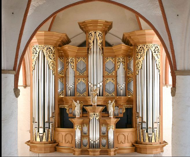 Arp-Schnitger-Orgel in einer Kirche mit goldenen Verzierungen und Pfeifen.