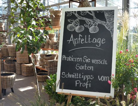 Eine Tafel kündigt die Apfeltage im Garten von Ehren an