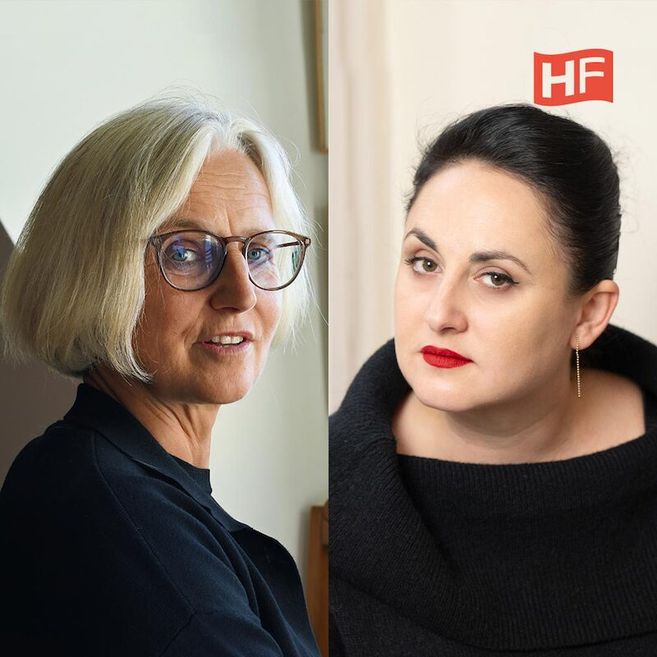 Zwei Frauen in einem geteilten Bild, eine mit blonden Haaren und Brille, die andere mit dunklen Haaren und rotem Lippenstift.