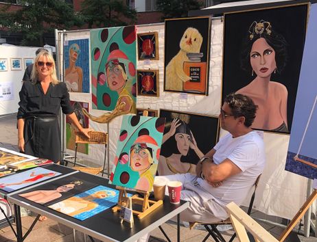 Ein Kunststand auf dem Überseeboulevard im September 2025