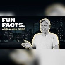 Ein Mann in einem T-Shirt und einer Mütze lächelt und zeigt mit der Hand, neben ihm steht der Text 'Fun Facts. witzig, wichtig, richtig!' vor einem Stadtbild.