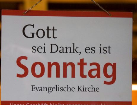 Ein Schild mit der Aufschrift 'Gott sei Dank, es ist Sonntag. Evangelische Kirche. Unser Geschäft bleibt sonntags geschlossen.'
