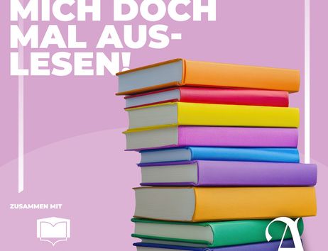 Ein Stapel bunter Bücher vor einem rosa Hintergrund mit dem Text 'Jetzt lass mich doch mal auslesen!' und dem Logo des Literaturhaus Hamburg.