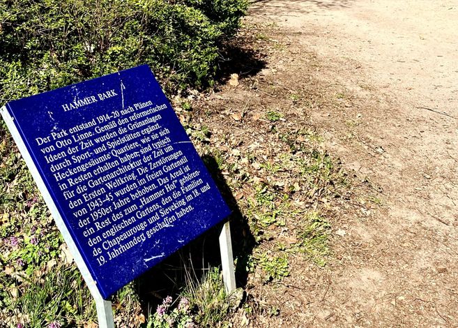 Informationstafel im Hammer Park mit Text über die Geschichte des Parks.
