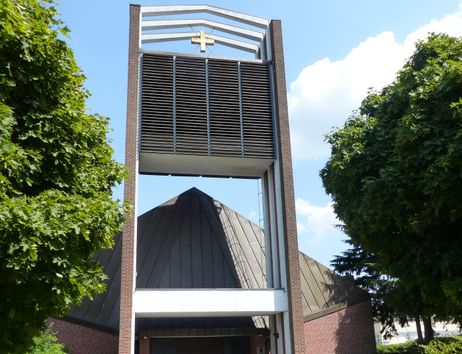 Evangelisch-Lutherische Kirche in Sasel mit modernem Glockenturm und Kreuz auf der Spitze.