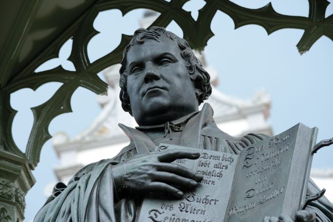 Statue von Martin Luther mit einer Bibel in der Hand.