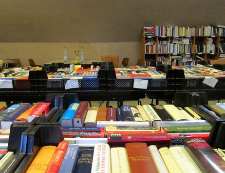 Bücher in Kisten auf einem Tisch in einem Gemeindehaus.