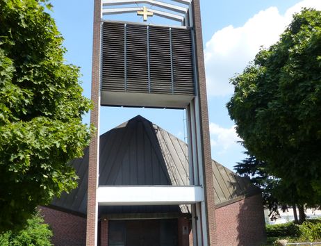 Evangelisch-Lutherische Kirche in Sasel mit markantem Glockenturm und Kreuz.