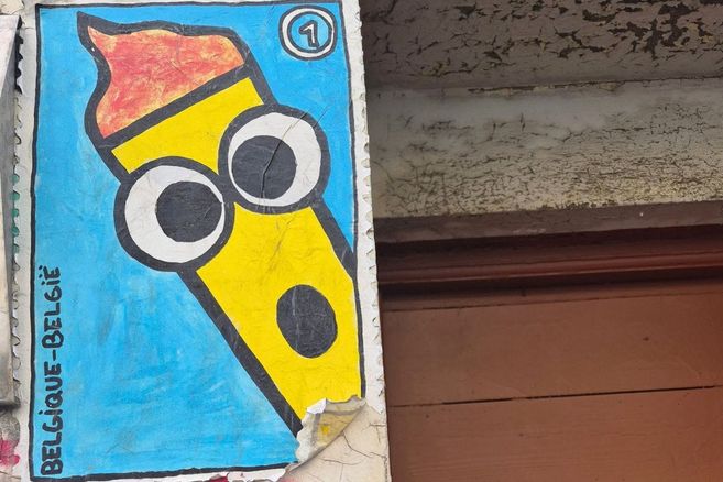 Paste up mit einer Fritte. Die Fritte schaut überrascht.