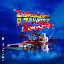 Werbeplakat zu „Zurück in die Zukunft – Das Musical“ mit dem DeLorean, Marty McFly und Doc Brown vor blauem Hintergrund und Blitzlicht.