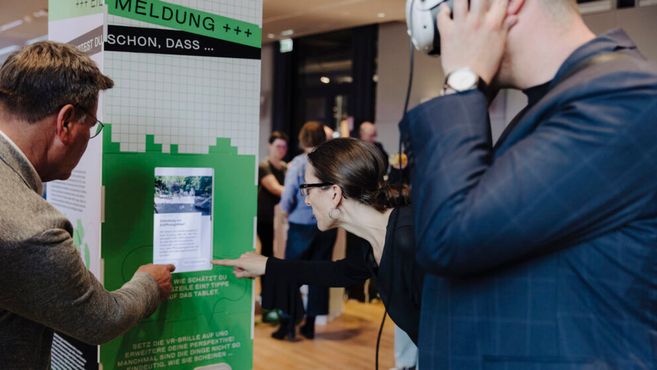 Personen interagieren mit einer Ausstellungstafel im Aktionslabor der ZEIT STIFTUNG BUCERIUS.