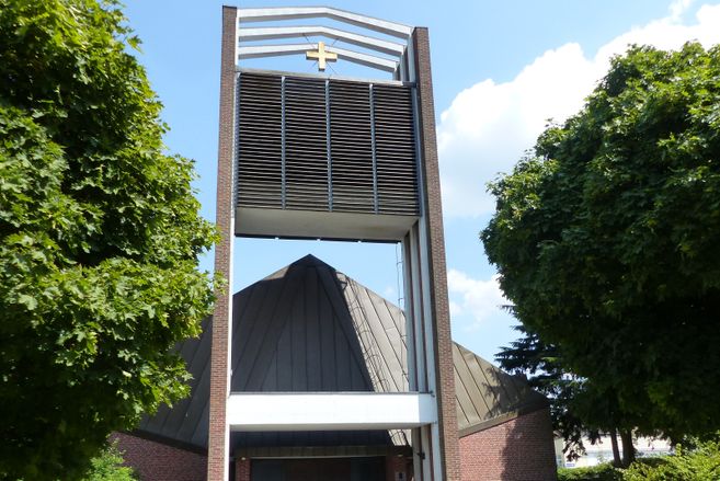 Evangelisch-Lutherische Kirche in Sasel mit modernem Glockenturm und Kreuz auf der Spitze.