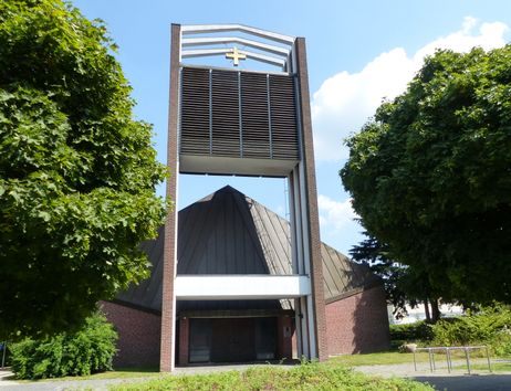 Evangelisch-Lutherische Kirche in Sasel mit markantem Glockenturm und Kreuz.