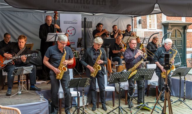 Cotton Club BigBand auf der Bühne im Bergedorfer Schloss