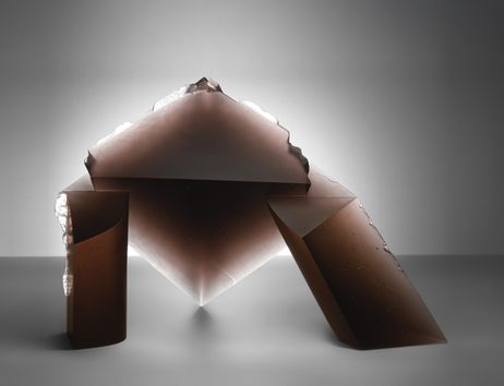 Braunes, eckiges modernes Glasobjekt