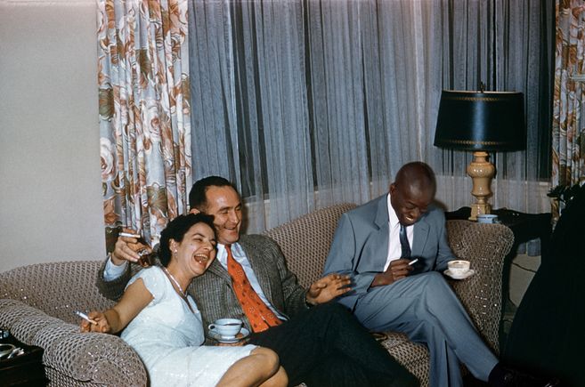 Fotografie von Lee Shulman und Omar Victor Diop, The Anonymous Project präsentiert 'Being There', 2023: Menschen sitzen auf einem Sofa und lachen
