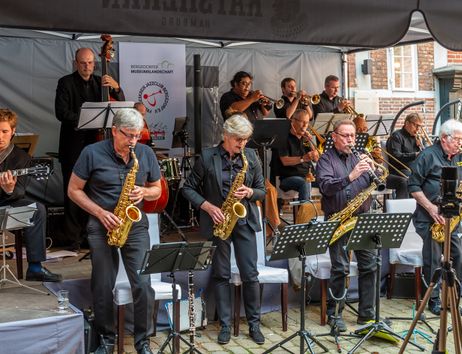 Cotton Club BigBand auf der Bühne im Bergedorfer Schloss