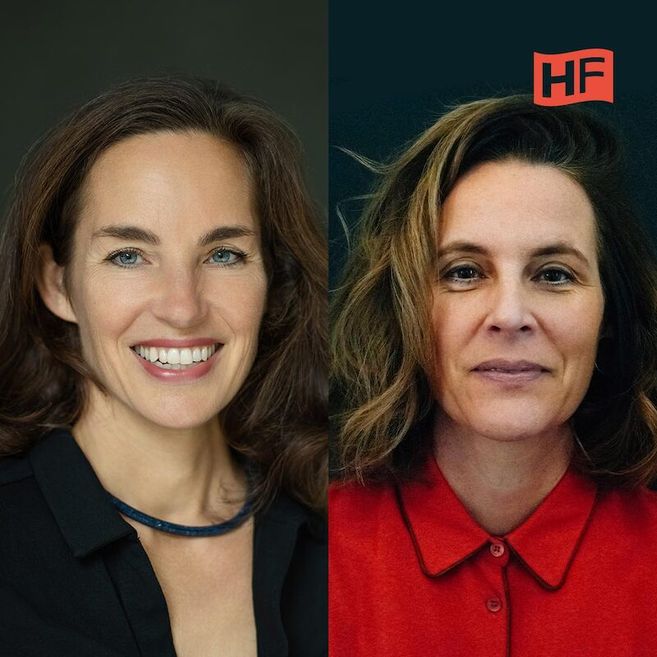 Zwei Frauen nebeneinander, eine in schwarzer Kleidung, die andere in roter Kleidung mit einem HF-Logo oben rechts.