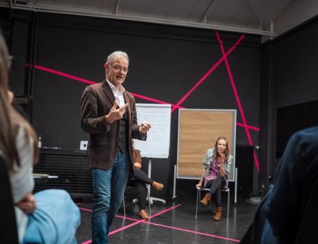 Workshopleiter Matthias Simon im Gespräch mit Teilnehmenden in einem Workshop im Scharlatan - Theater für Veränderung