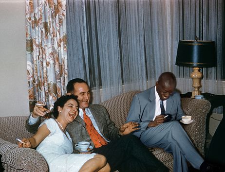 Fotografie von Lee Shulman und Omar Victor Diop, The Anonymous Project präsentiert 'Being There', 2023: Menschen sitzen auf einem Sofa und lachen