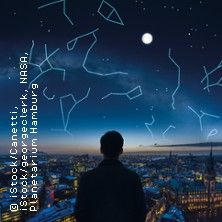 Person betrachtet den Sternenhimmel über einer Stadt mit eingezeichneten Sternbildern.