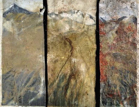 Drei verwitterte Leinwände mit abstrakten Landschaftsmotiven in Erdtönen.