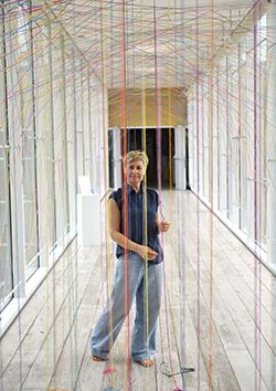 Künstlerin Anja Kowalik inmitten ihrer Installation "Fäden der Erinnerung"