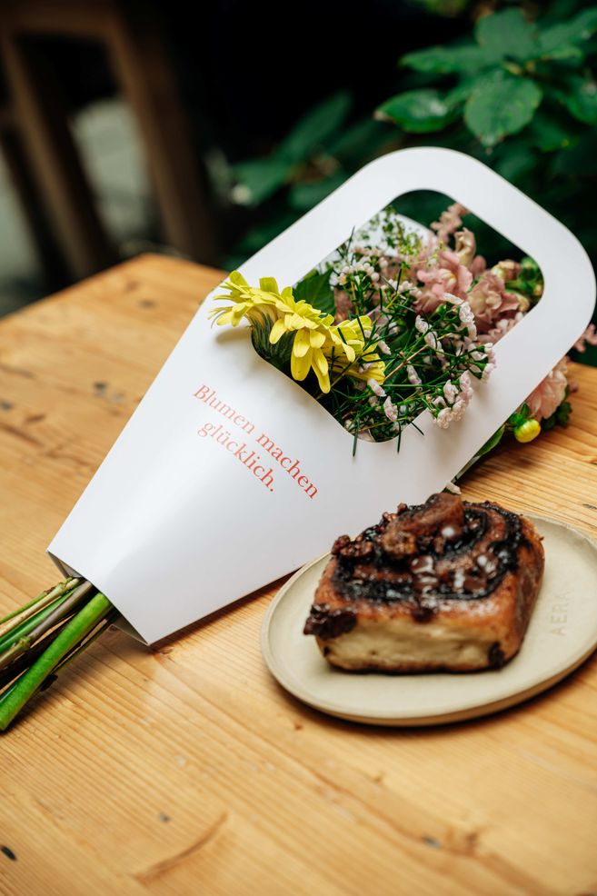 Blumen in einer schönen Verpackung und Gebäck