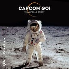 Ein Astronaut in einem Raumanzug steht auf der Mondoberfläche. Oben steht der Titel 'Capcom Go! The Apollo Story'.